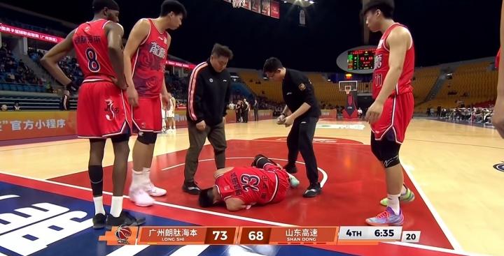 郭艾伦重伤，情绪崩溃，掩面痛哭！

从慢动作看，这次受伤膝盖有明显的反关节扭转，