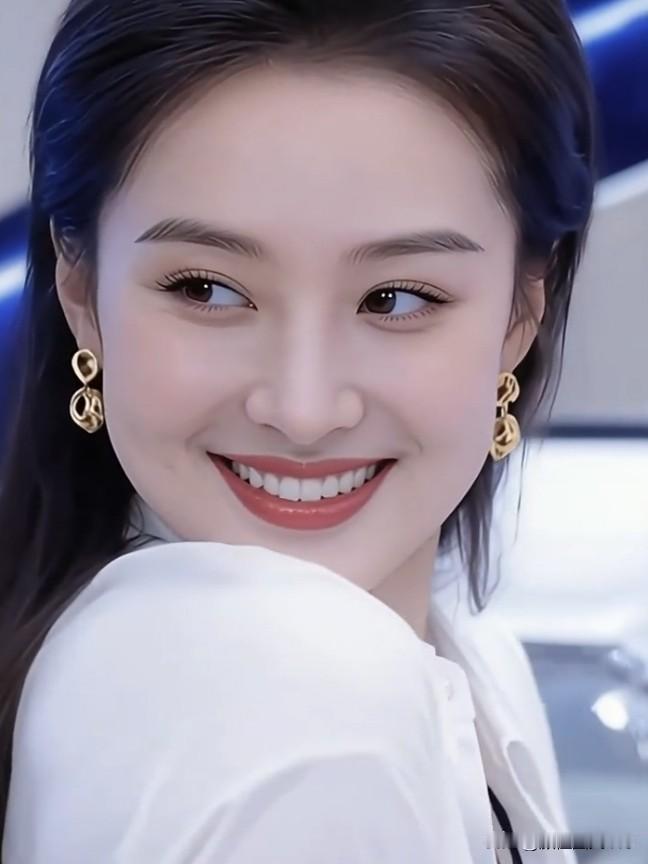 她似春日里初绽的繁花，明艳不可方物。眉眼盈盈含情，朱唇轻启如樱，身姿曼妙似柳，一