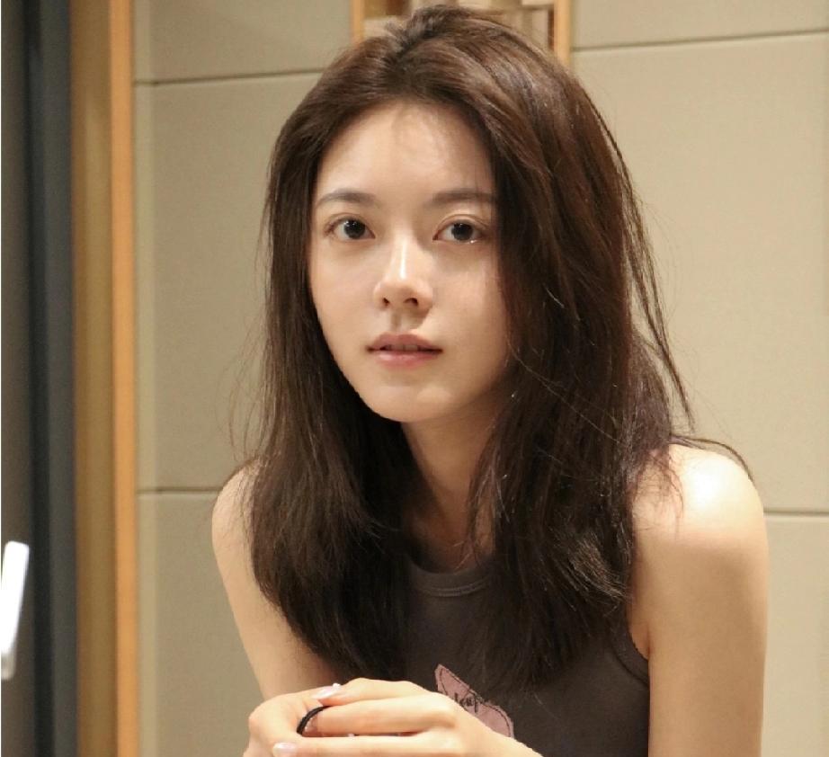内娱女星在PS里卷生卷死，她却蹲路边给粉丝签名笔没水了连说三声对不起。
她的皮肤