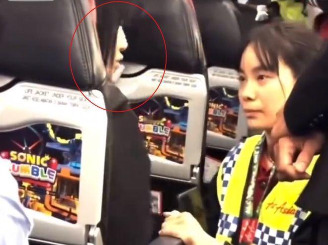 女子怒怼空乘“不会中文还飞国际航班”，这样的指责合理吗？
我们有些人虽然有经济条