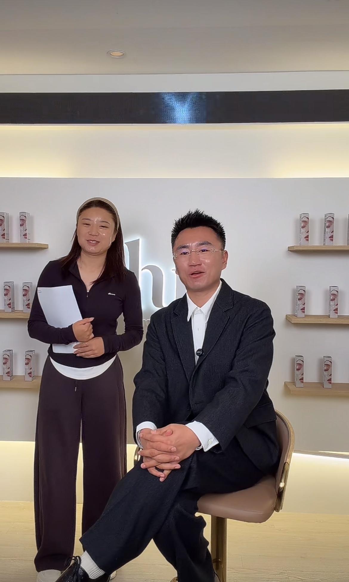 说好的只带黑梅梅去韩国，结果镜头一转，车车大摇大摆坐在直播间里。那些前一天还替牧