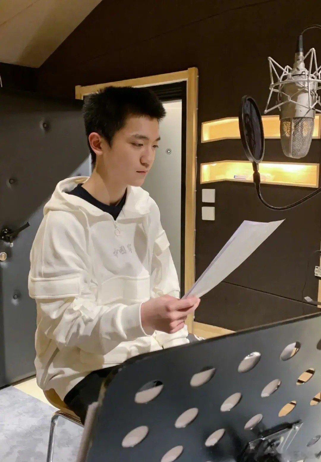 #李天泽高考成绩586#时代俊峰艺人李天泽高考取得586分的好成绩，有网友却表示