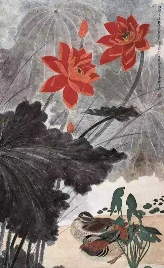 夏天，荷花是池塘里的主角。碧绿的荷叶像大玉盘，它们你挤我、我挤你，像在开挤压大赛