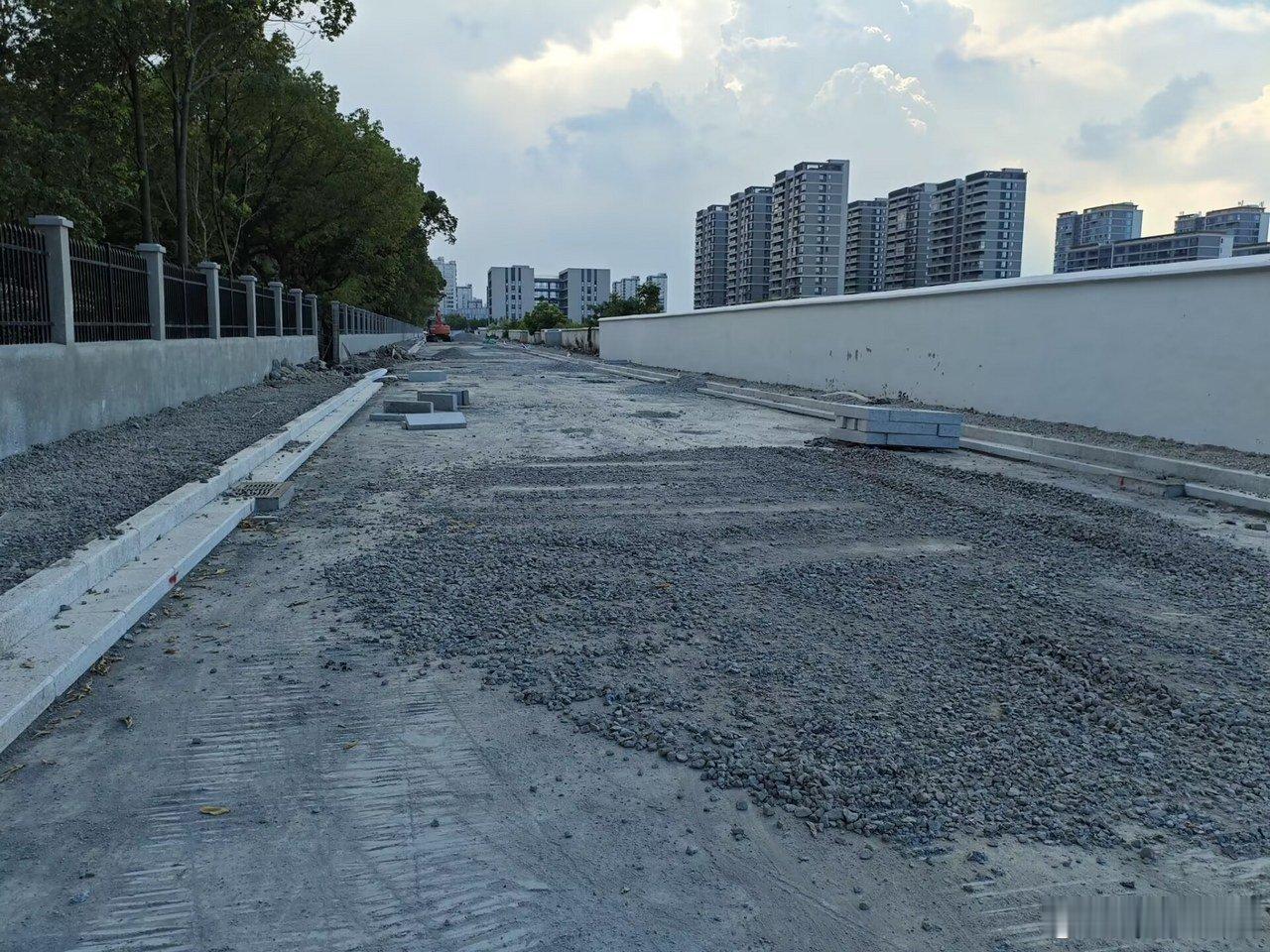 宁波江北李家西路延期开通预计8月上旬放行 有市民反映，江北庄桥李家西路原计划6月