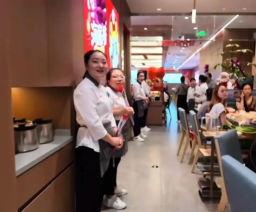 陕西一对新人在海底捞办婚礼，305人吃了24212元！人均80块，川剧变脸、捞面
