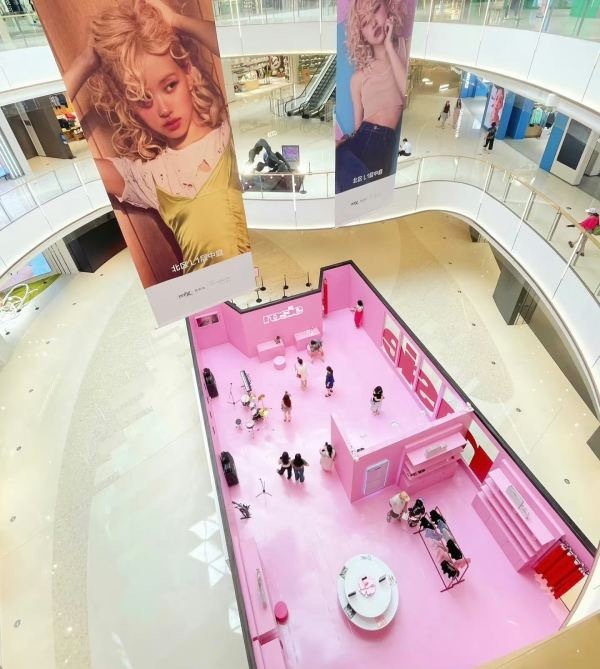 Jennie和朴彩英快闪店线下人气一览 