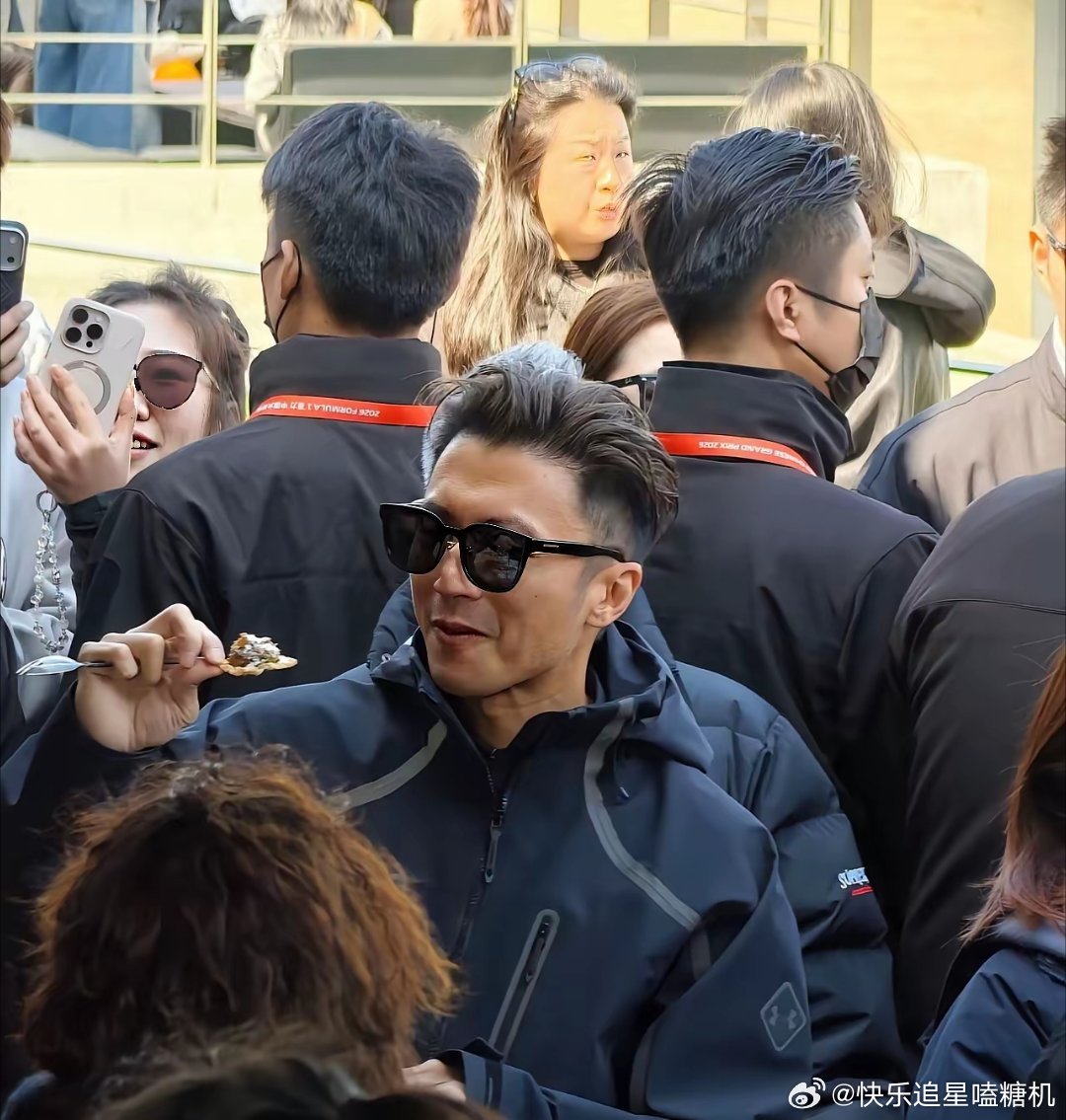 谢霆锋现身F1赛场！风头和排场碾压其他明星，因为他“锋味”团队与F1有合作。每年