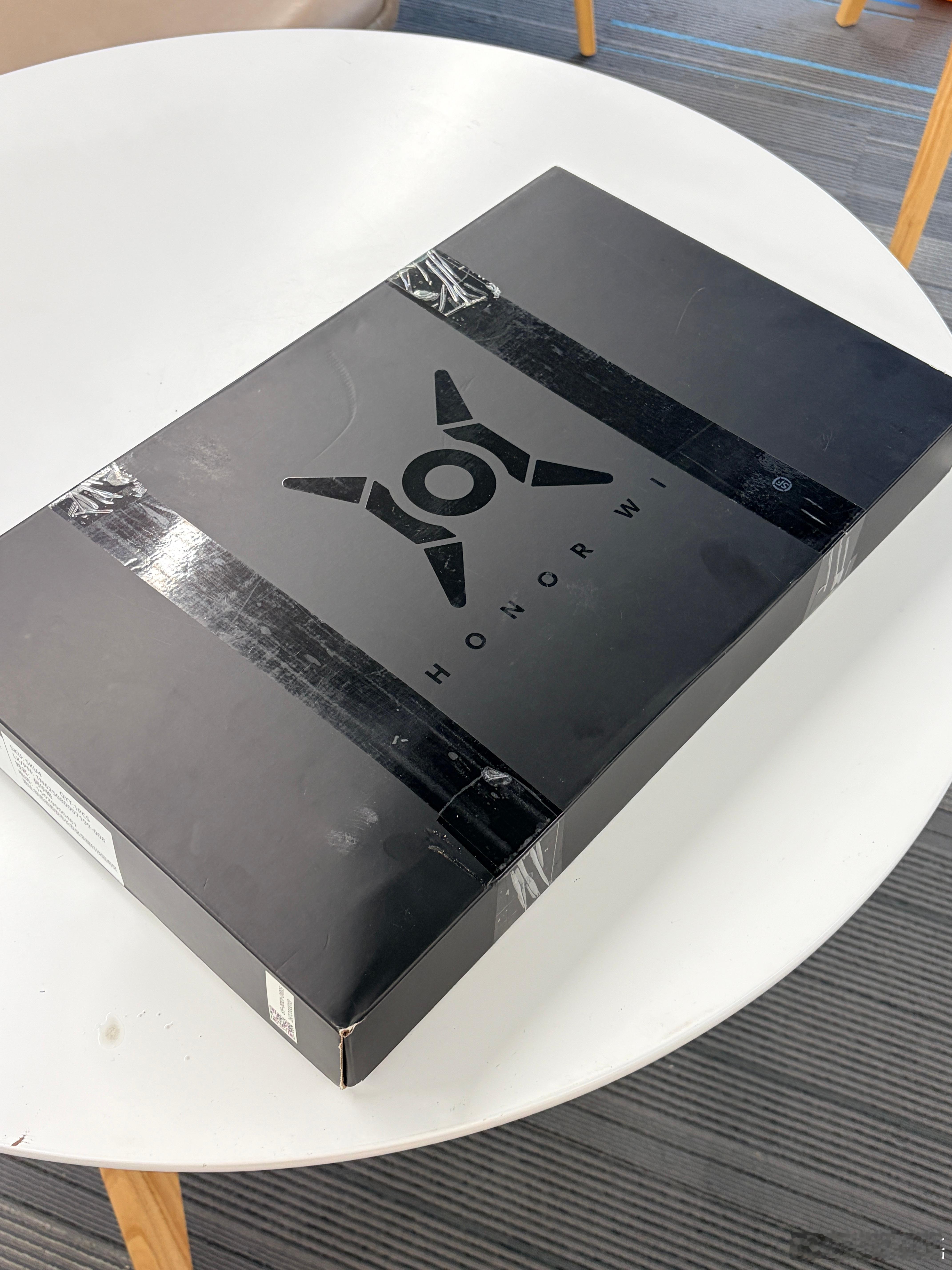 荣耀WIN H9三角洲行动联名游戏本稳了！战术机甲涂装超戳玩家，软硬件专属调校还