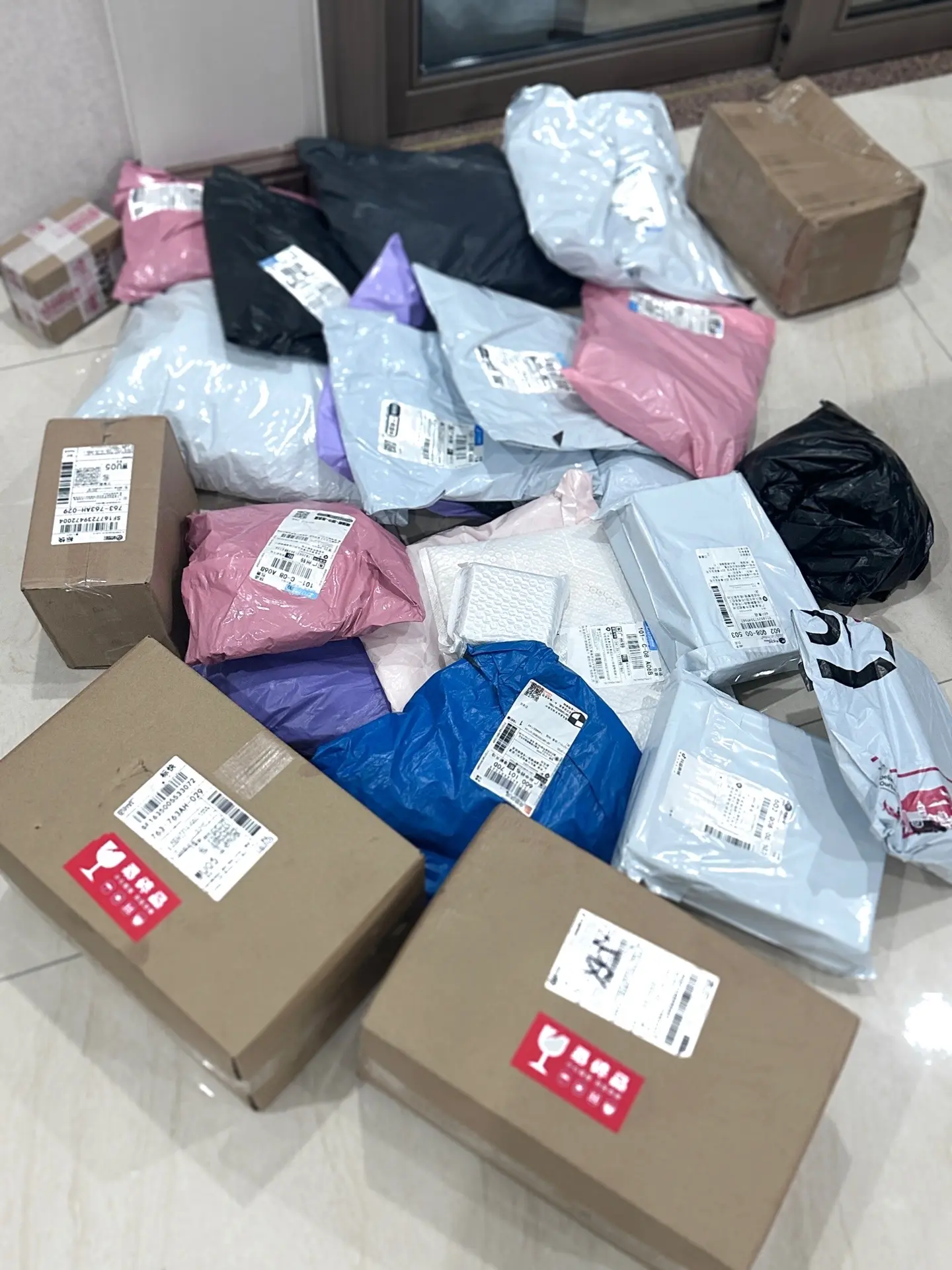 爱让人像小孩 最怕一个人孤单。