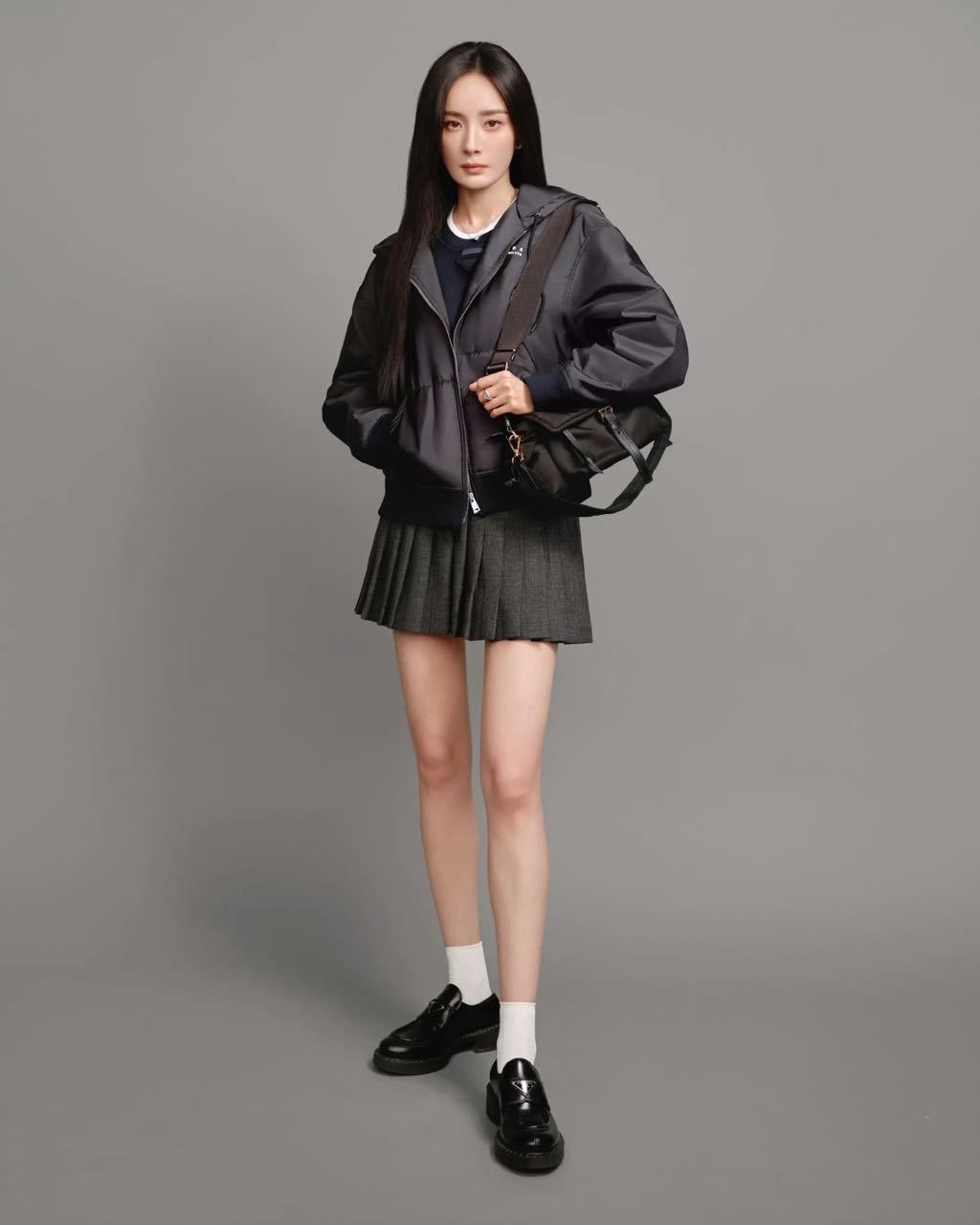 恭迎Prada女王，不是抵达 而是回归，她本就是行走的高级感本身！杨幂官宣pra