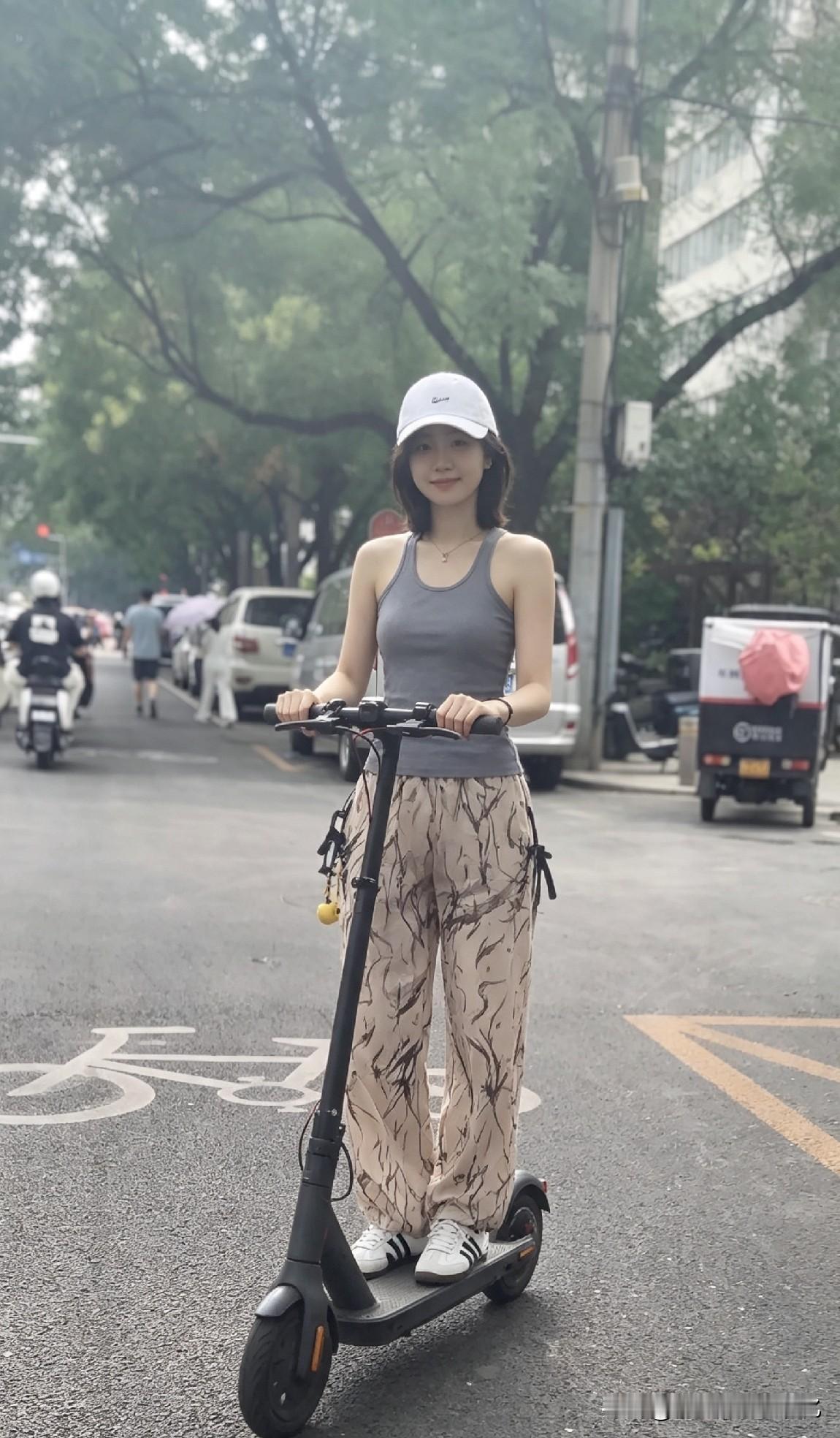 街头滑板女孩无视豪车只踩风火轮，这背影让多少打工人破防了？

街头上，一辆电动滑