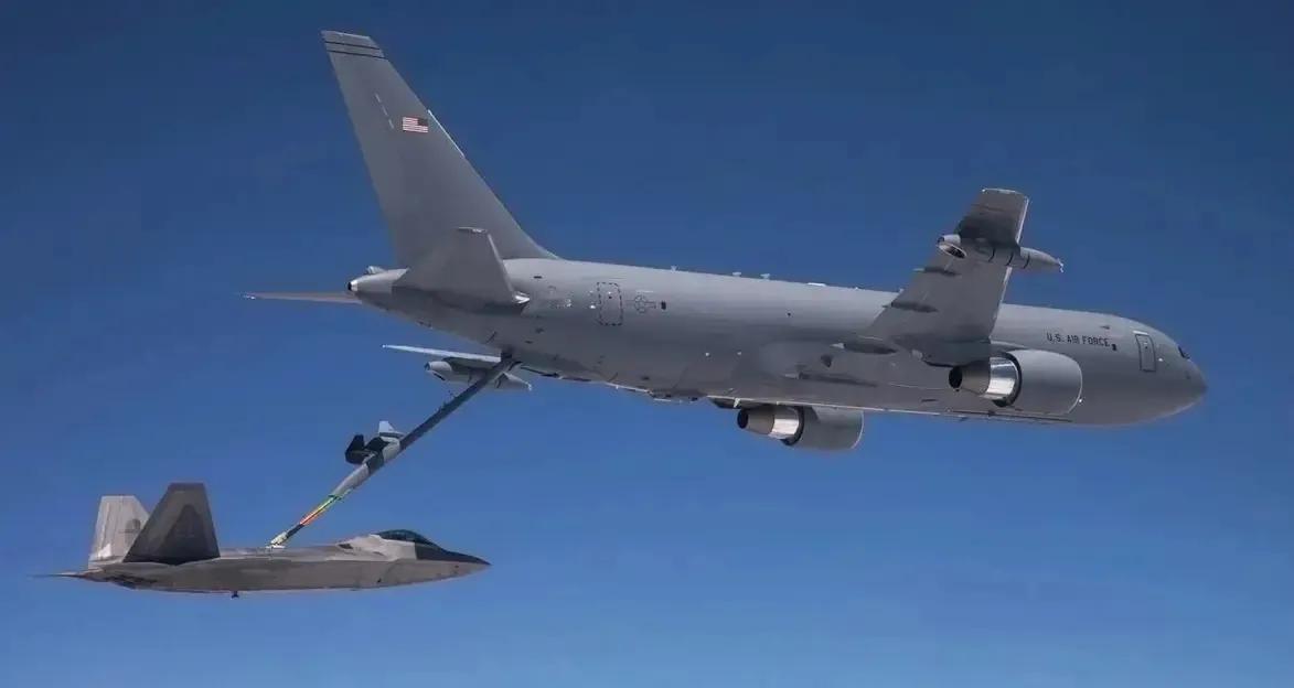 美国空军一架KC-46加油机在弗吉尼亚海岸上空和F-22战斗机一起飞行时，加油杆