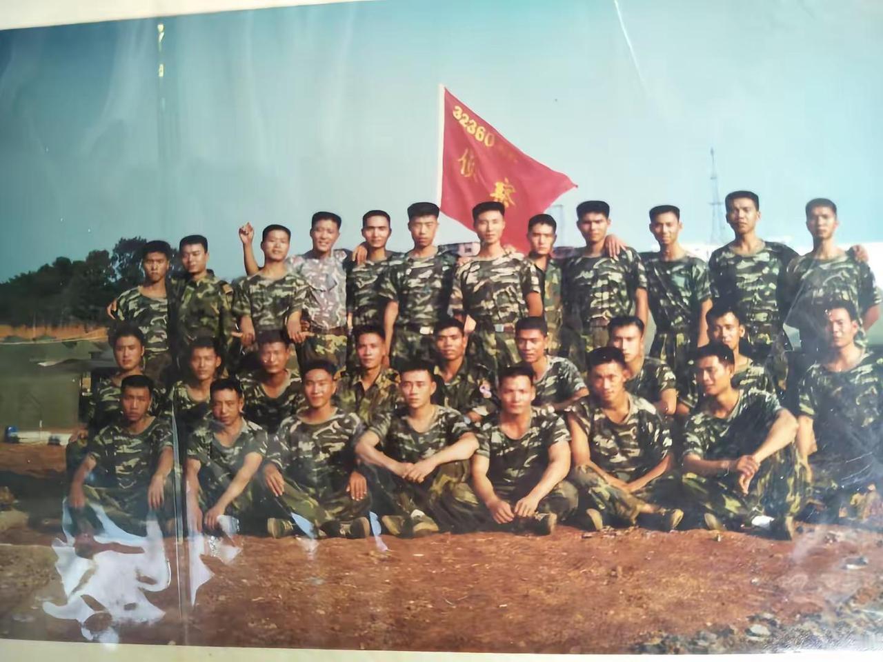 怎么不会怀念呢？那些在一起摸爬滚打，一起集体训练，生活里的快乐就这么简单，带你重