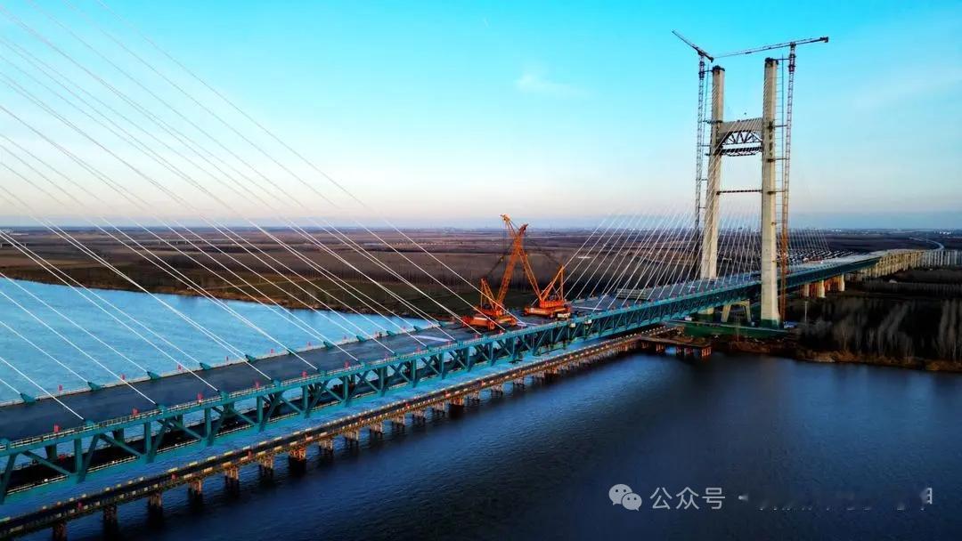 2025年12月31日，被誉为“黄河第一跨”的山东东营黄河公铁大桥主桥钢梁合龙，