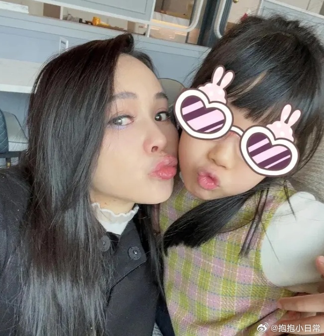 伊能静女儿正脸照曝光，9岁米粒走路带风，长相犹如秦昊翻版！ ​​​