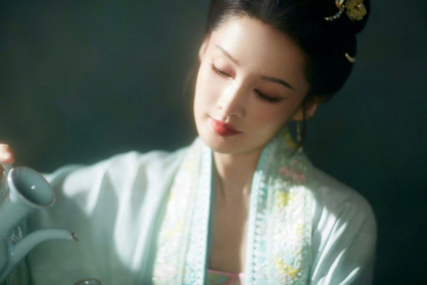 谁能懂李沁真的很符合中式审美 李沁真的很符合中式审美古典美还得看李沁，柔婉身段搭