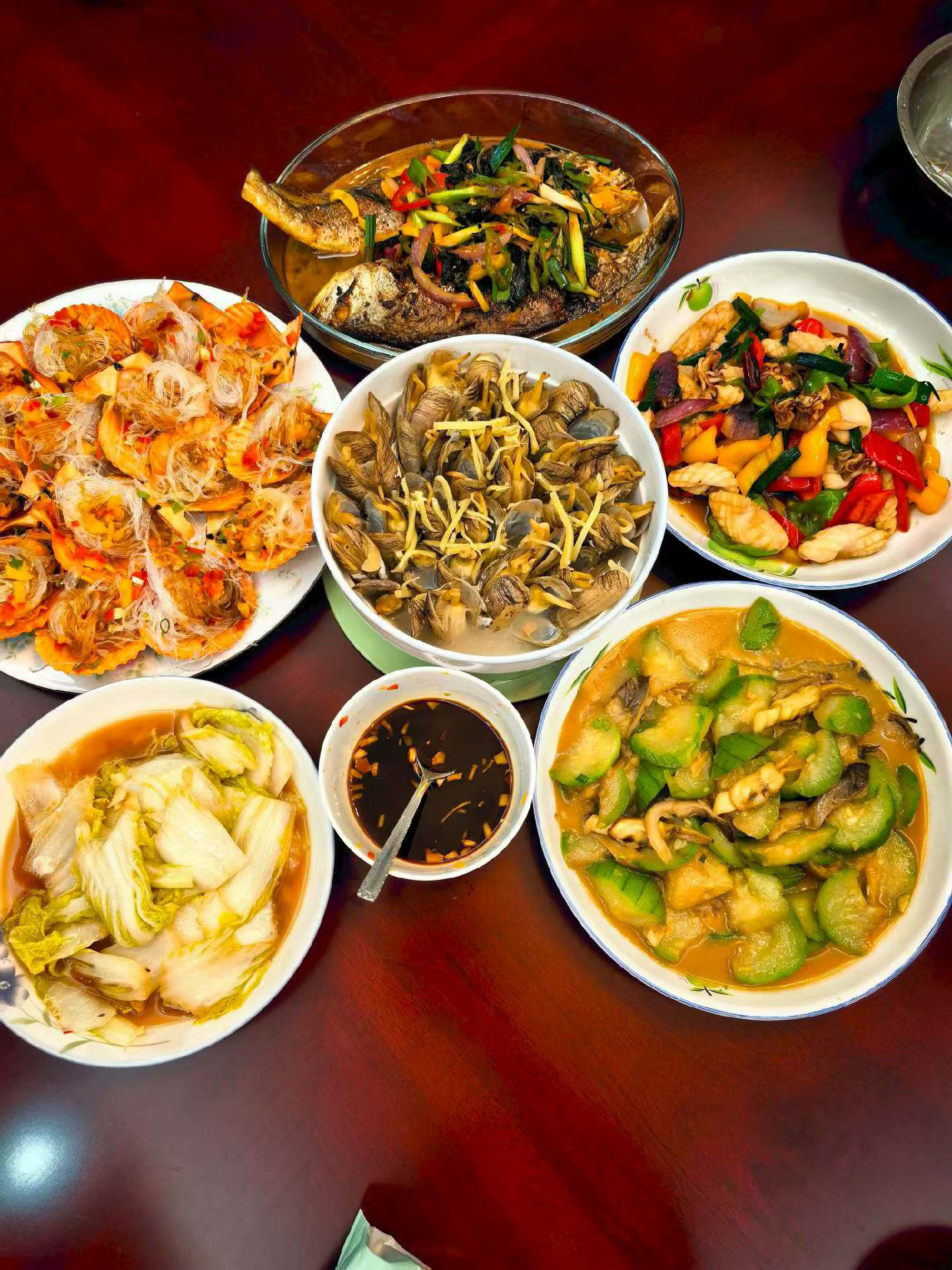 怎么样？这一桌菜有没有你们喜欢吃的！觉得怎么样不错吧！ 