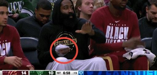 谈到哈登的拇指伤，主帅阿特金森说：“哈登目前感觉有所好转，但在投篮训练中，运球和