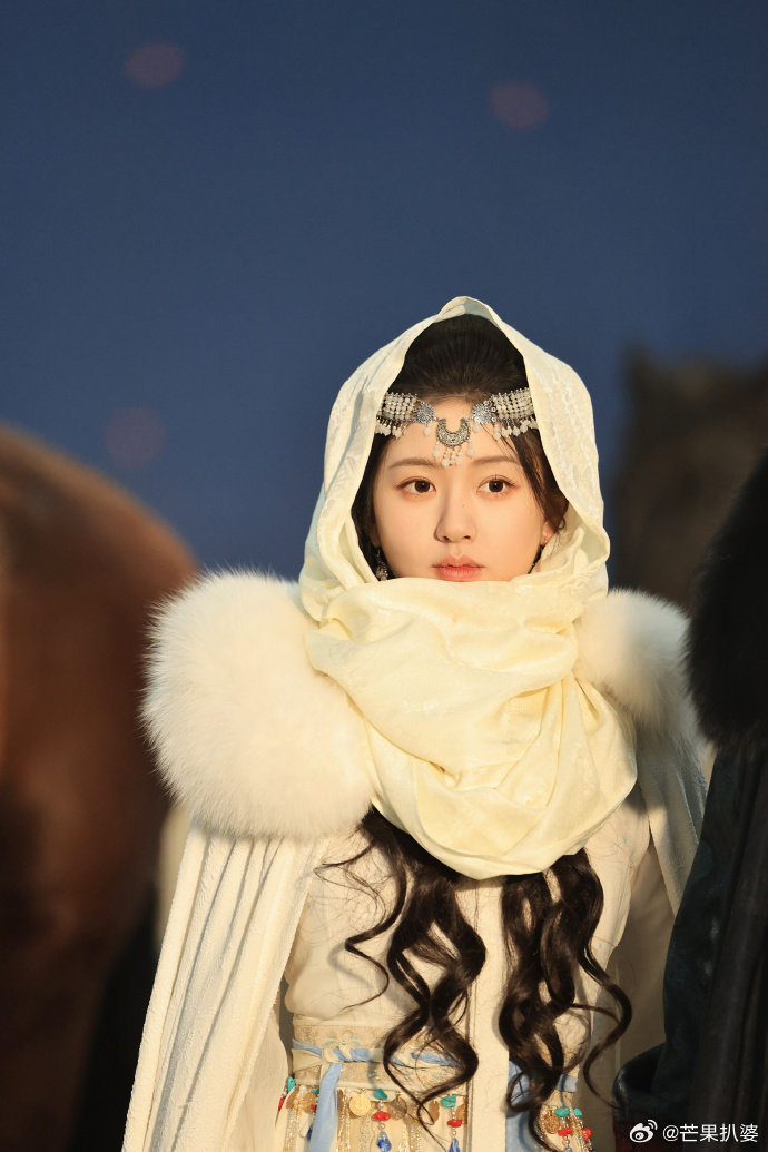#赵露思西域风造型#赵露思西域风造型，长卷发额饰好美，大漠行尽见烽烟，黄沙孤影立