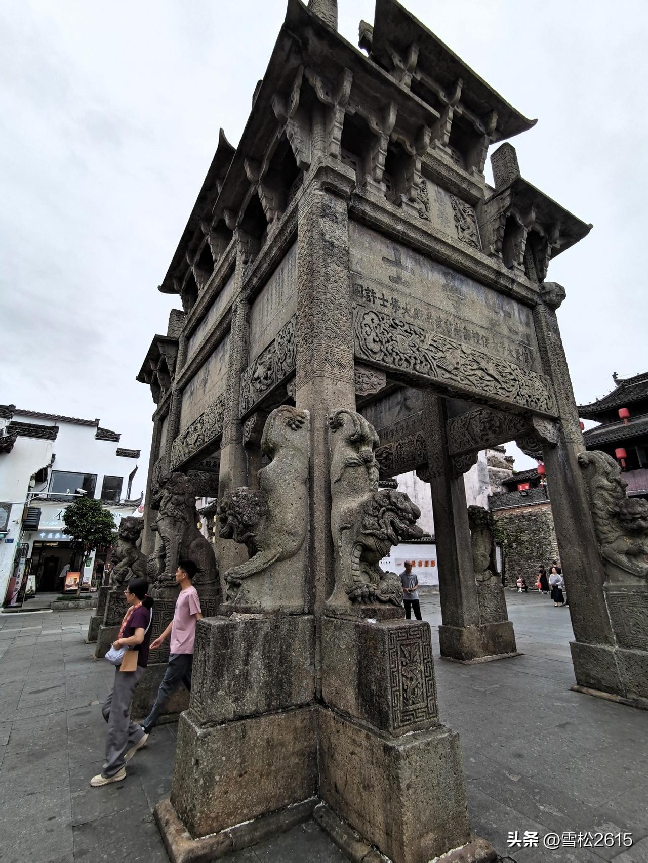 歙县打卡第二站——许国石坊

这座巨石牌坊矗立于徽州古城中和街中央，古街中轴线上