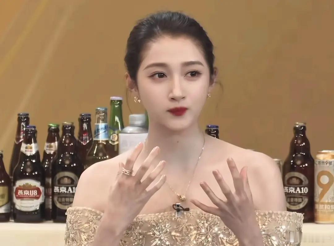 关晓彤是不是瘦了很多，感觉都塑身了 