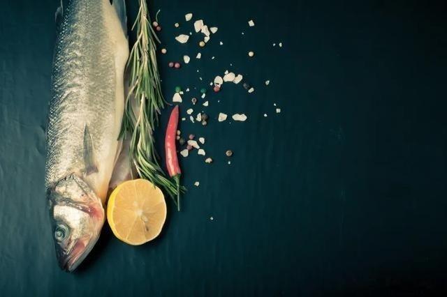 凤凰新闻【水产专家很少吃的6种鱼，重金属含量可能超标】从营养角度来说，鱼基本都富