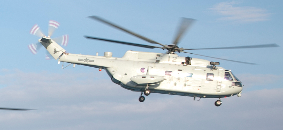 登上075湖北舰甲板的直-18A预警机 