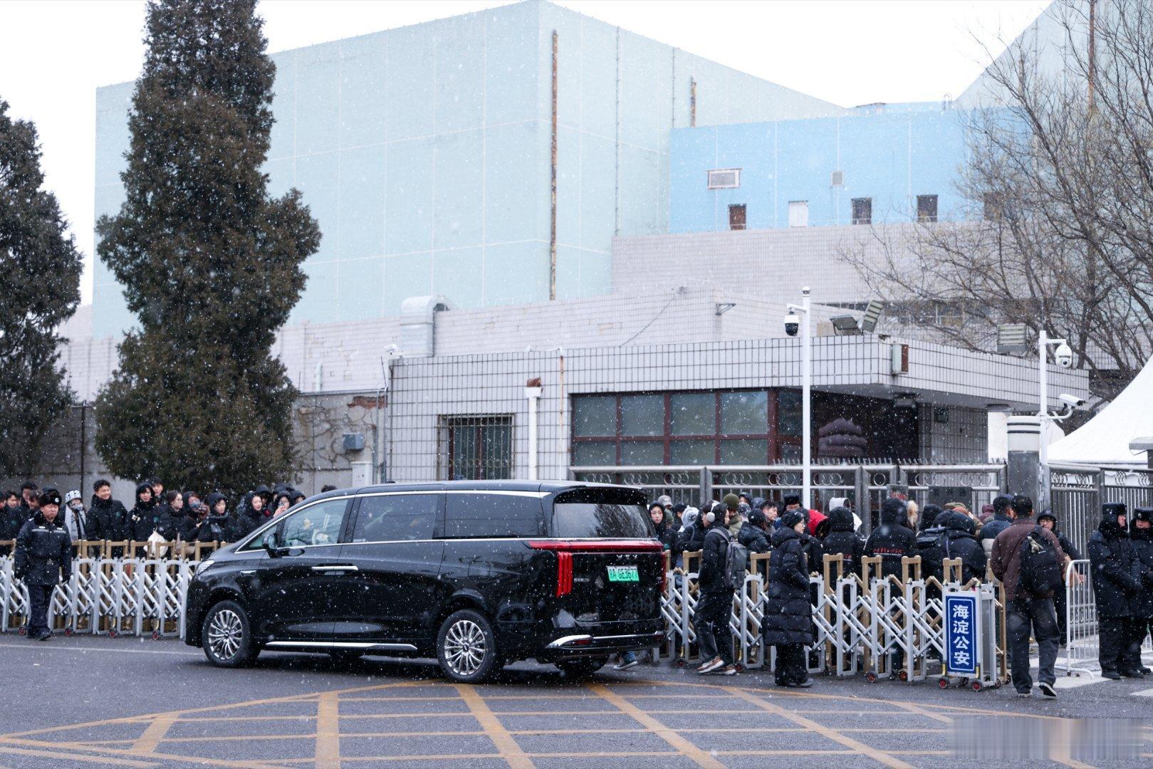 喜大普奔！2026春晚彩排路透刷屏，明星大咖的接泊车居然全是魏牌高山！看着镜头里