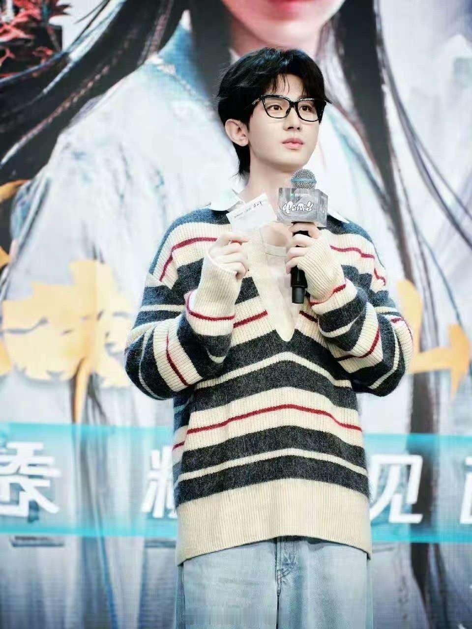 成毅黑框眼镜plog成毅共探精彩剧情成毅黑框眼镜plog，爱了，[good][g