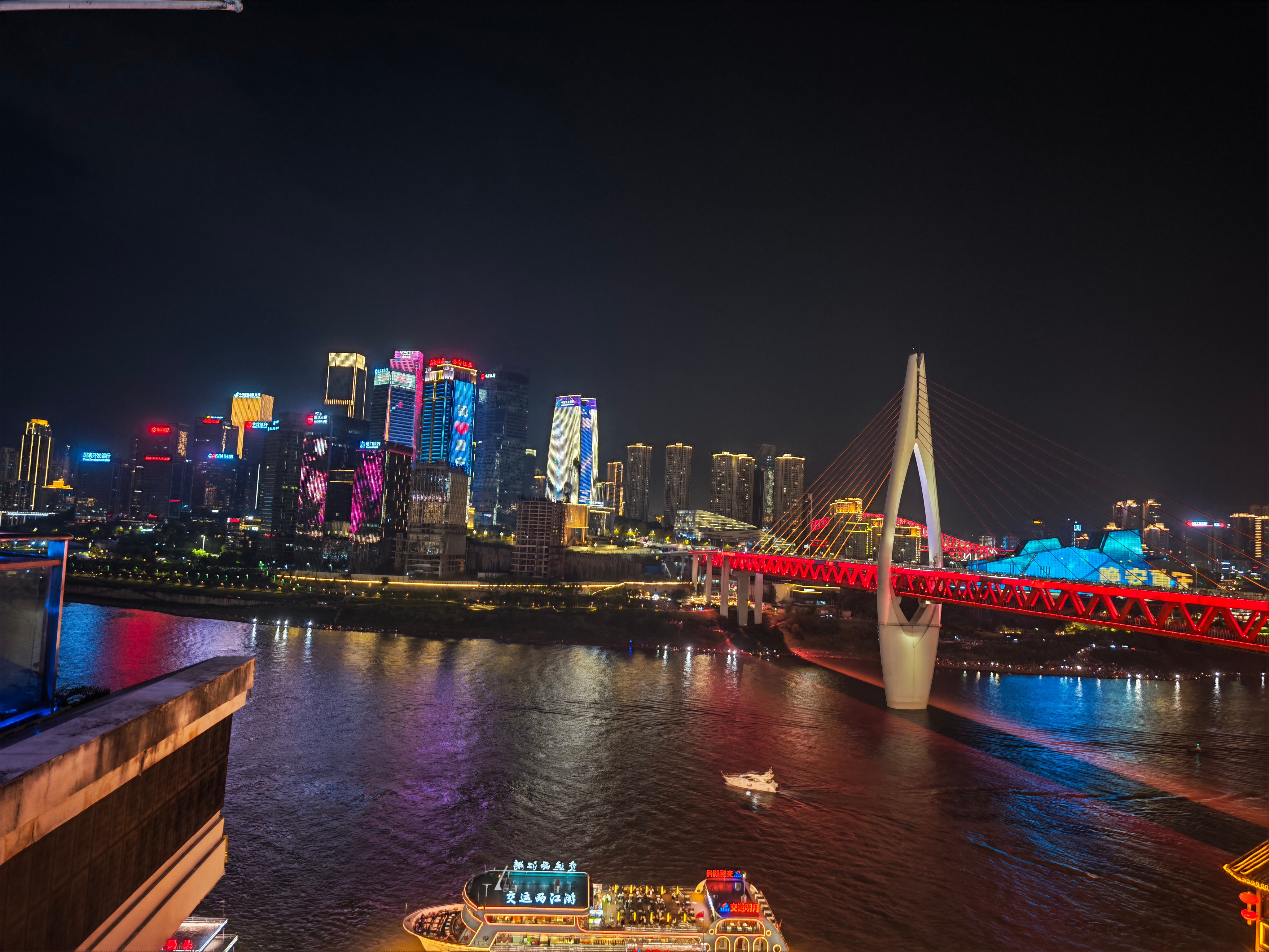 我们坐在高高的虾壳上听老虾讲过去的故事 这城市那么空这回忆那么凶 