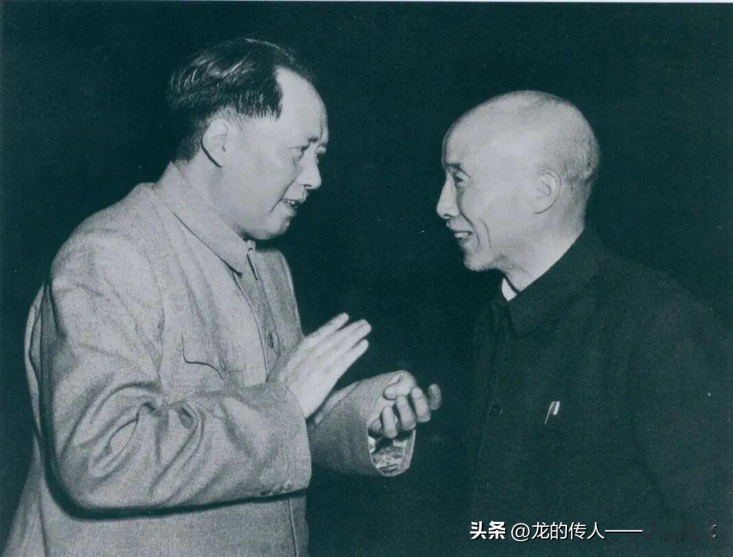 1950年6月，毛泽东主席和中央文史研究馆首任馆长符定一在一起