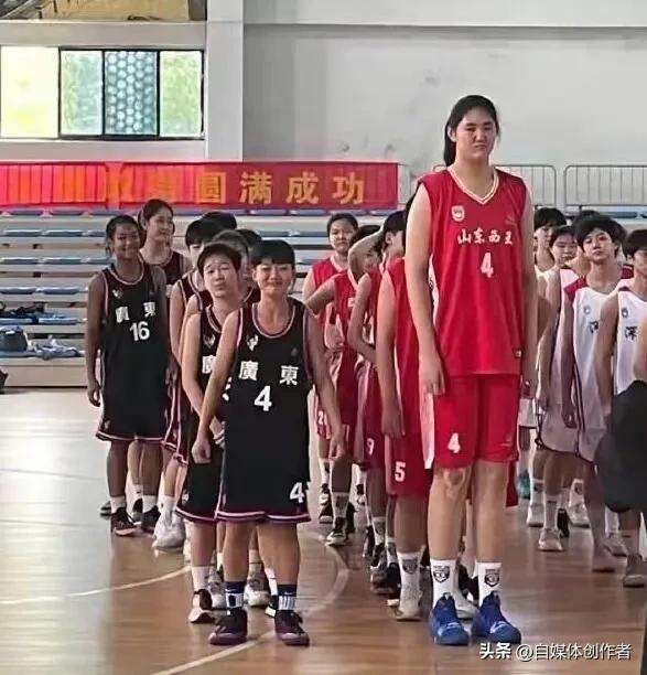 2米26的张子宇，成了中国女篮热身赛场最亮眼的存在，武汉对阵捷克的赛场之上，这位