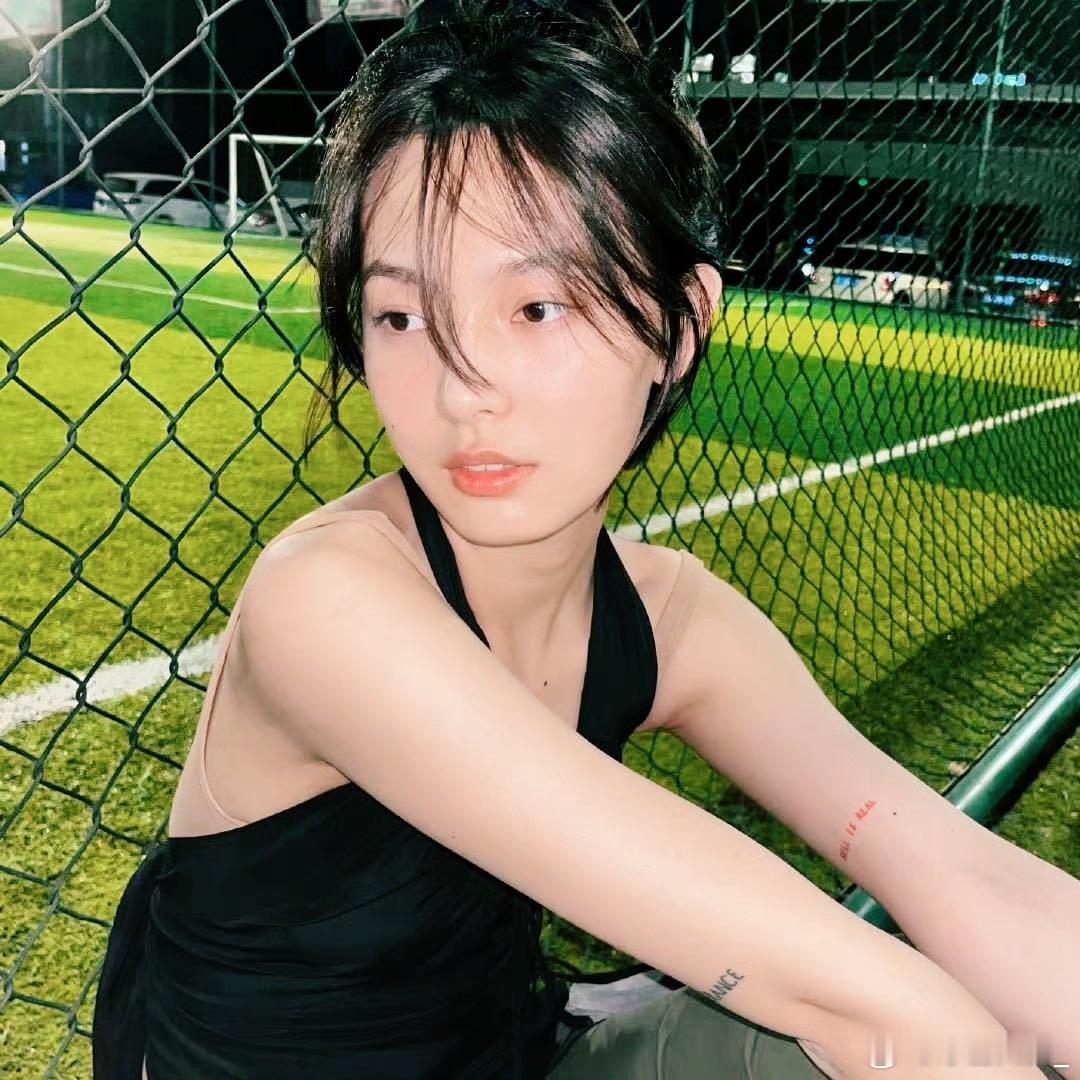 刷到就想存的美女头像，居然是《树影迷宫》赵佳丽！剧里倔强隐忍超戳人，剧外风格百变