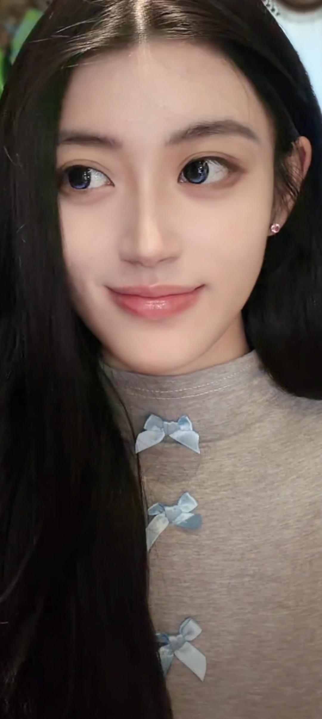 这姑娘穿着有蝴蝶结的衣服真可爱。