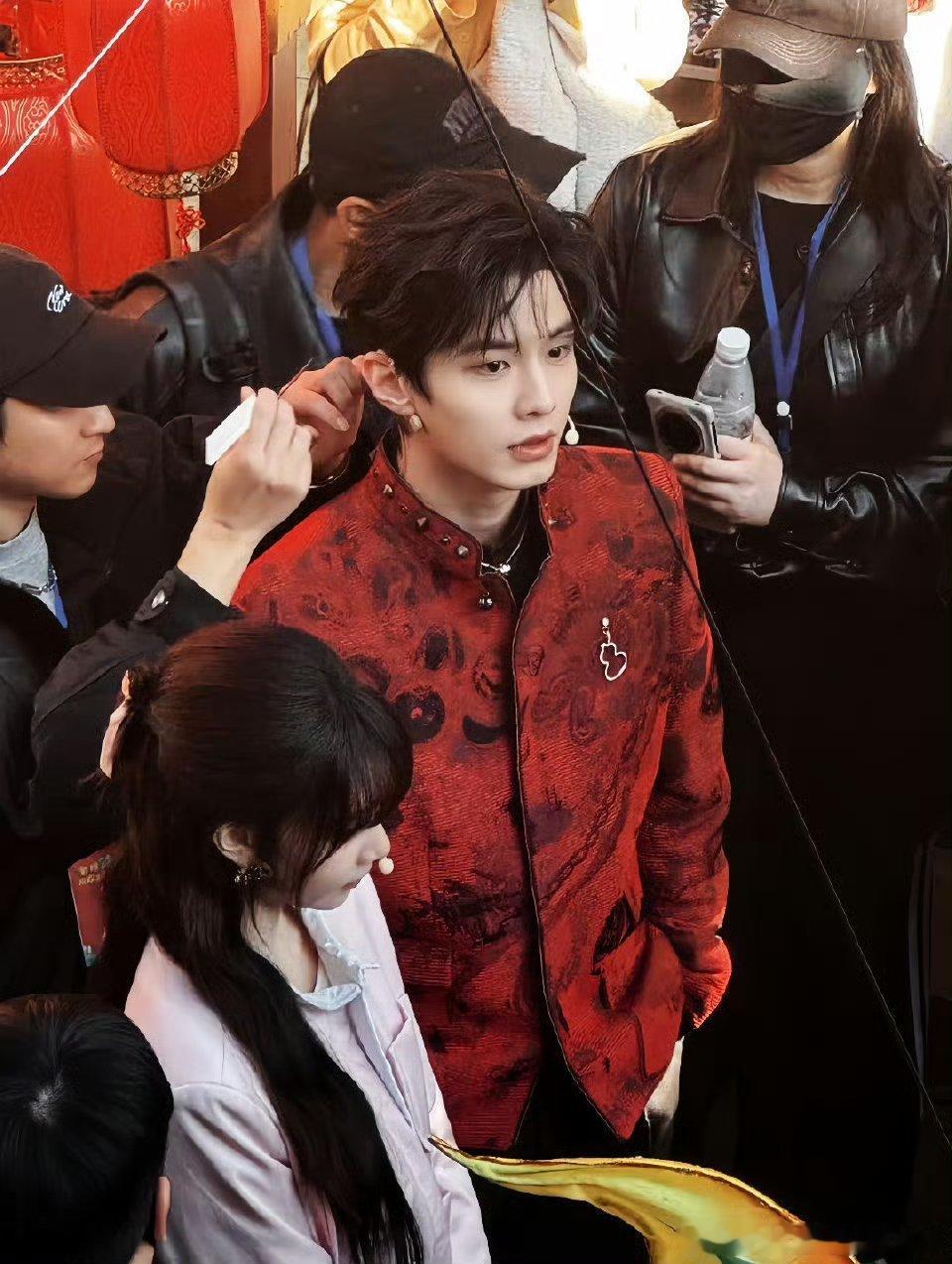 何与《欢欢喜喜过大年》录制路透，红衣冷脸萌！！