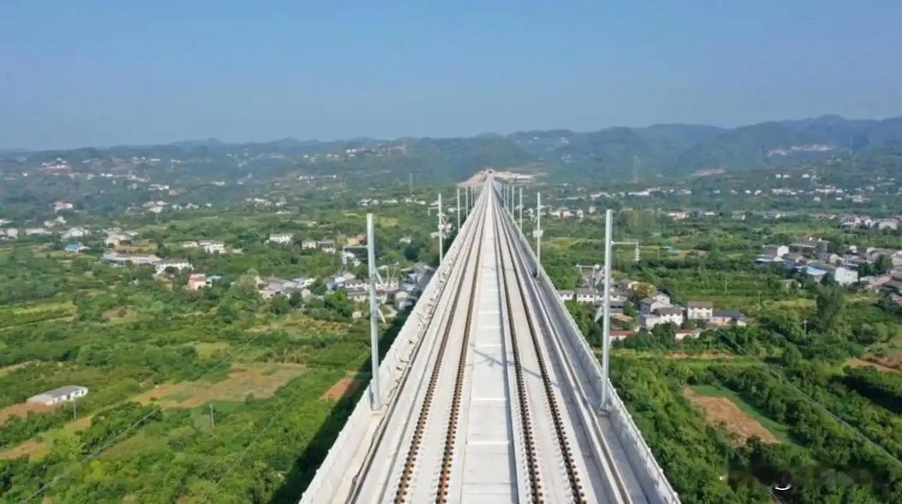 湖北宜兴高铁预计2026年通车。这条线连接宜昌与郑渝高铁，以后荆州人去重庆、四川