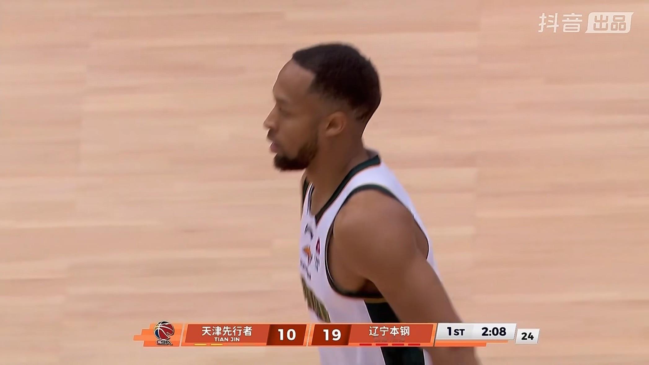 杰隆布朗第一次三分出手就命中！！！辽宁男篮