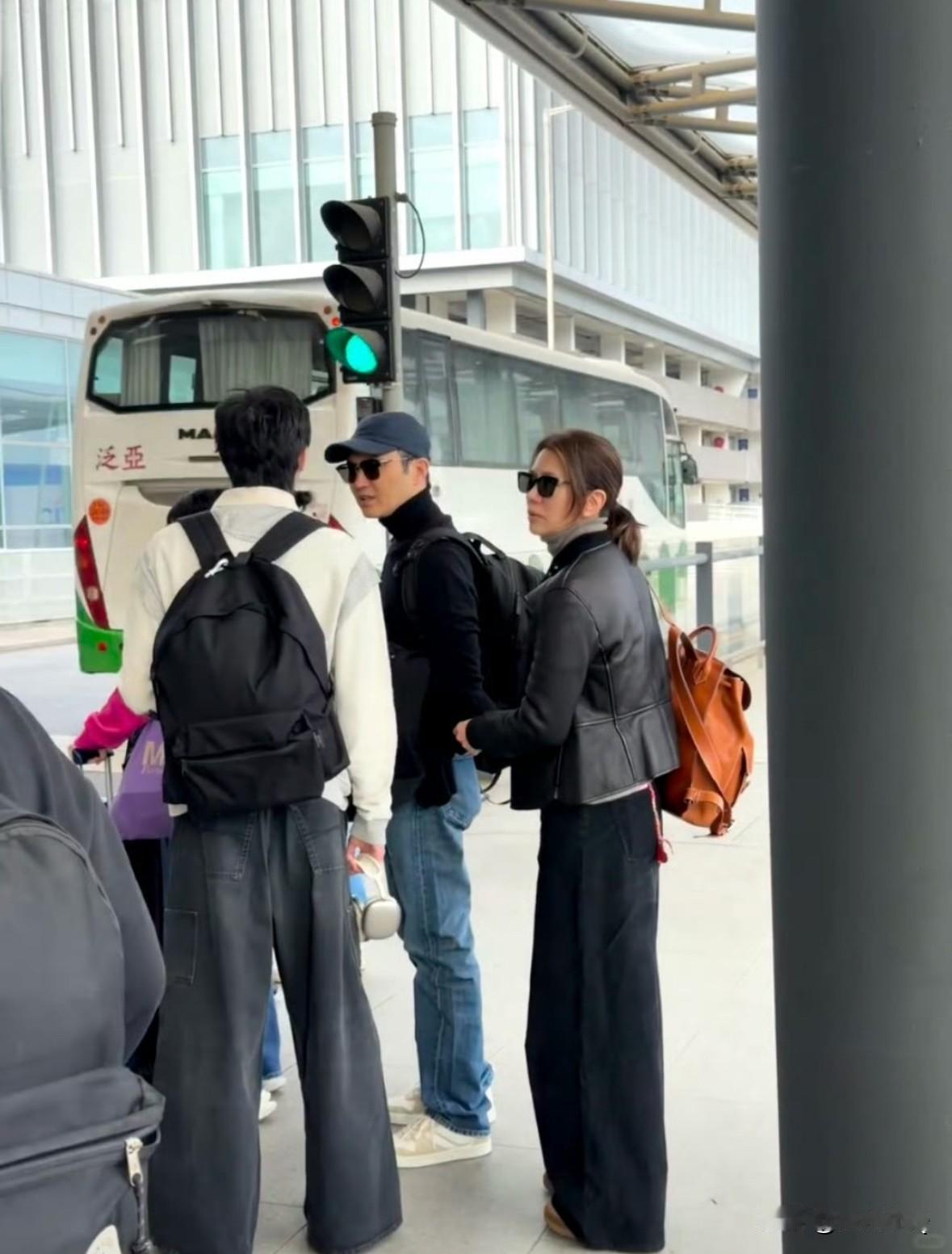 网友机场偶遇张智霖一家三口，19岁的儿子魔童个子比爸爸都要高，目测185cm以上