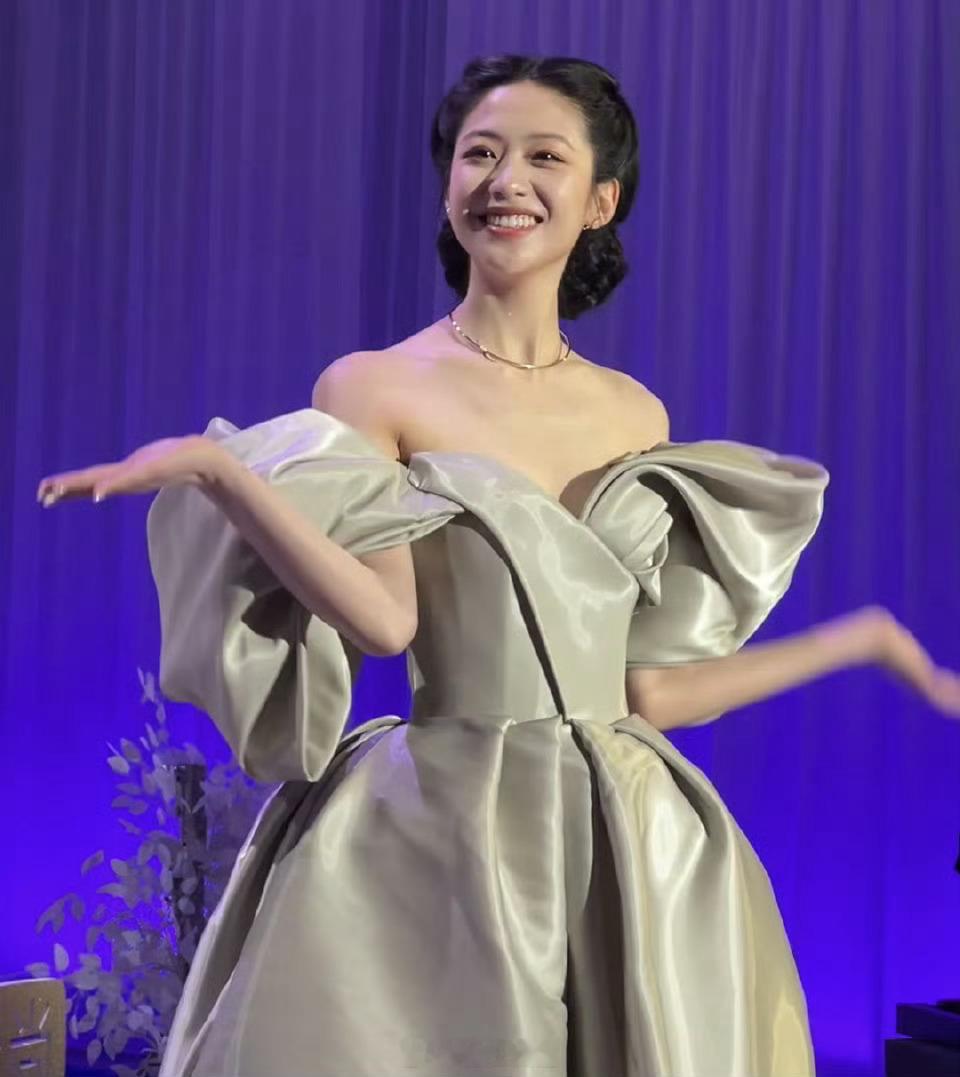 向涵之瘦下来好像钟楚曦她底子就很好，第一部戏百岁之好一言为定里面素素的就很漂亮，