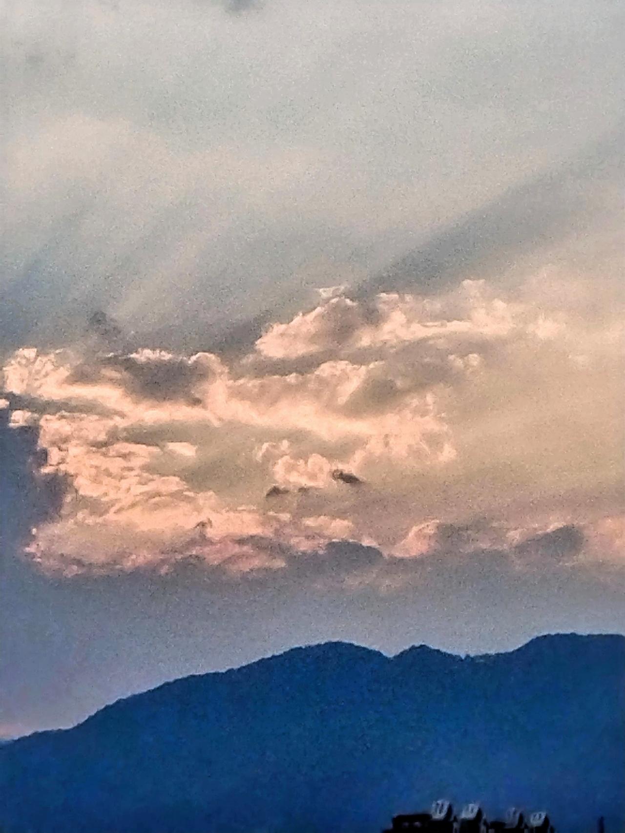 山外云霞映，天边暮色生。那绚烂的云霞宛如被打翻的调色盘，肆意地在天空中晕染开来。