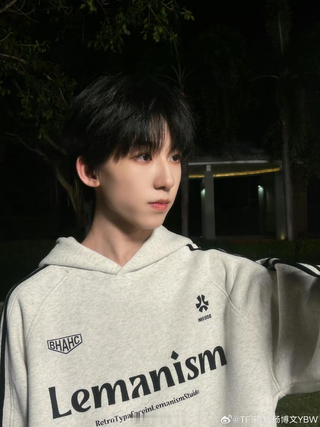 晚睡真的有饭，羊毛们好幸福呦～游泳池之上的杨博文成功点燃了大家的想象力💥 