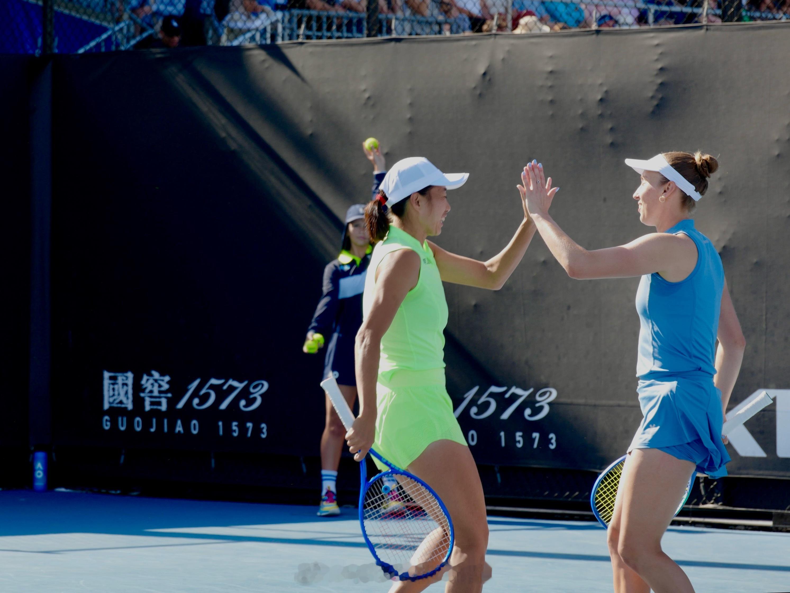 生日buff🎂🎂🎂澳网2026 女双首轮，张帅/梅尔滕斯战胜卡林斯卡娅/科