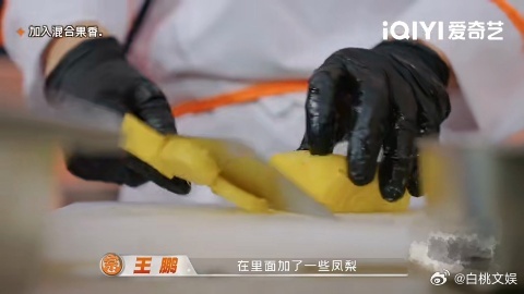 何浩楠连汤底都想打包回后陡门天才厨人 何浩楠问汤底能保存多久的时候，旁边的嘉宾应