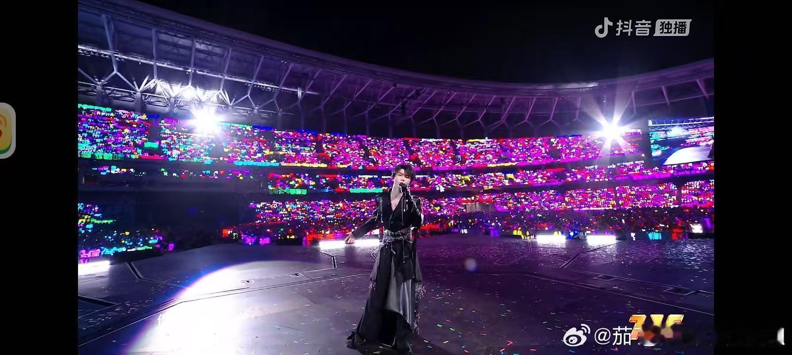马嘉祺神级solo 应援色自成星海随风涌动，搭配夏宫歌声，氛围感直接温柔到骨子里