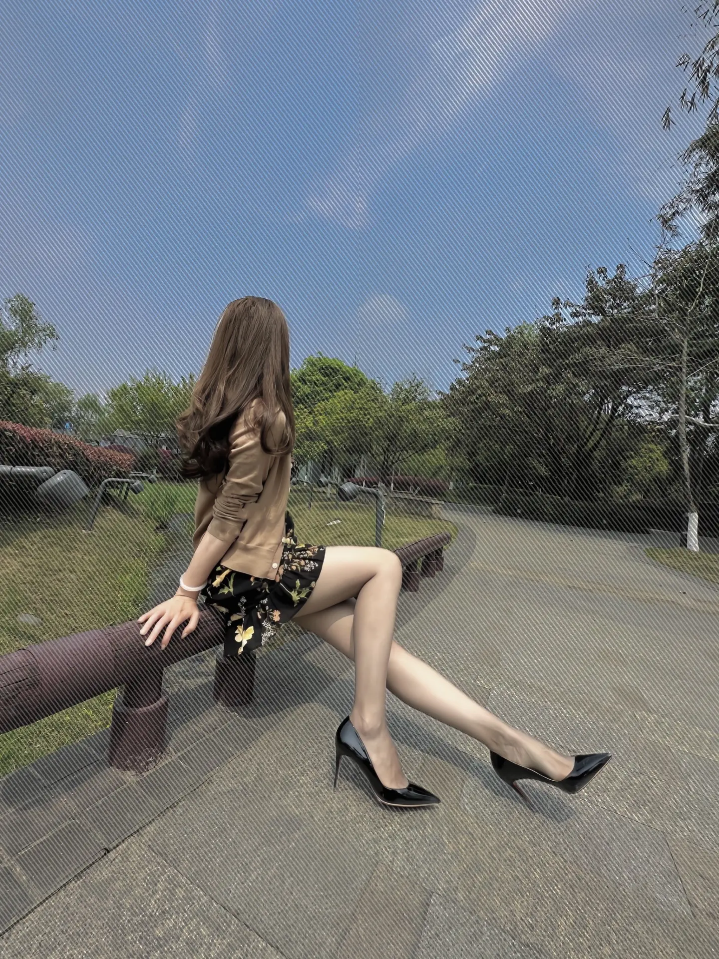 黑丝配红底高跟