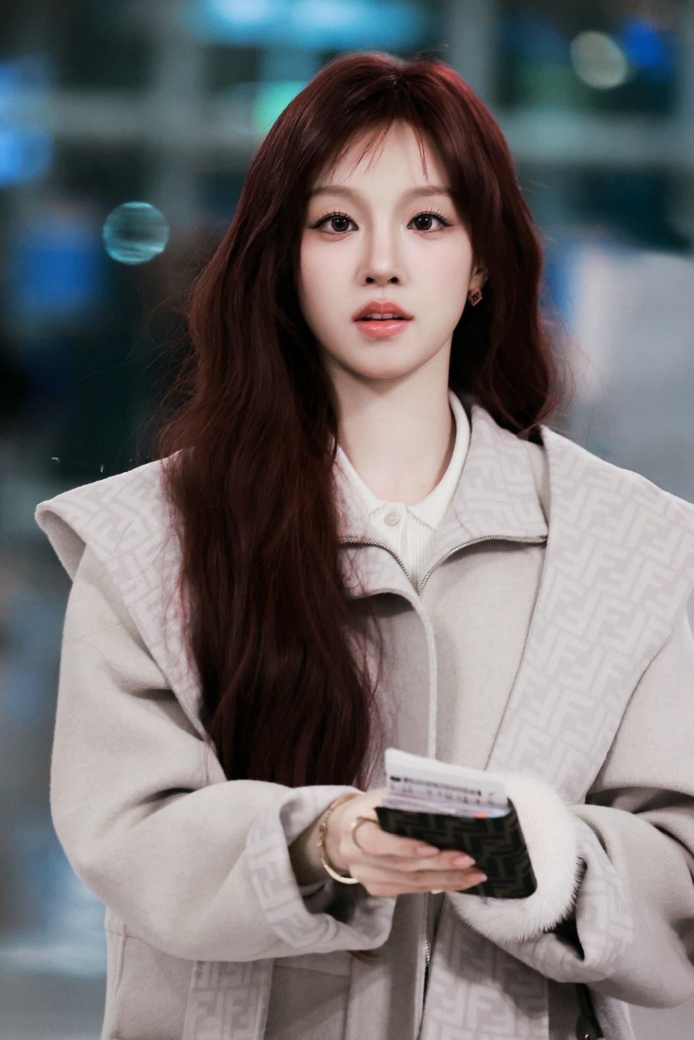 宋雨琦仁川机场出发前往米兰时装周 