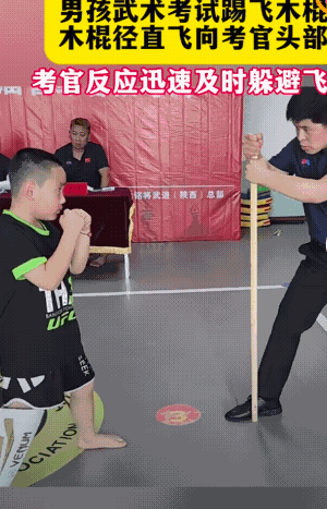 男孩心中暗忖：你出题考我，我便也试探试探你的本事。说时迟，那时快，只听嗖地一声，