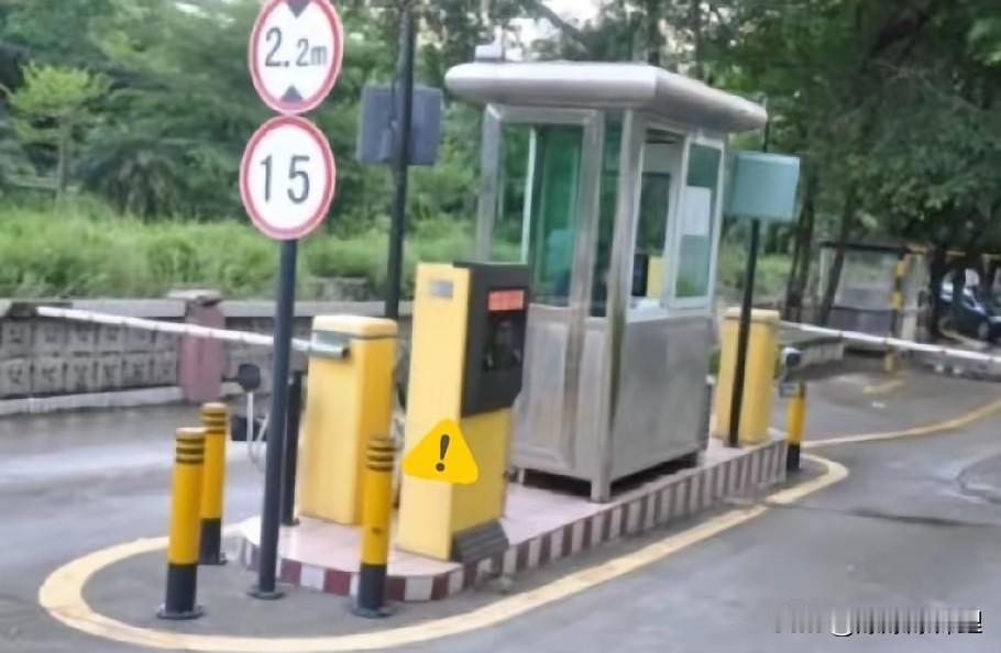 河南新蔡这事，学校的做法简直没把人当人看。

孩子都没了，还在学校里呢，家长还在