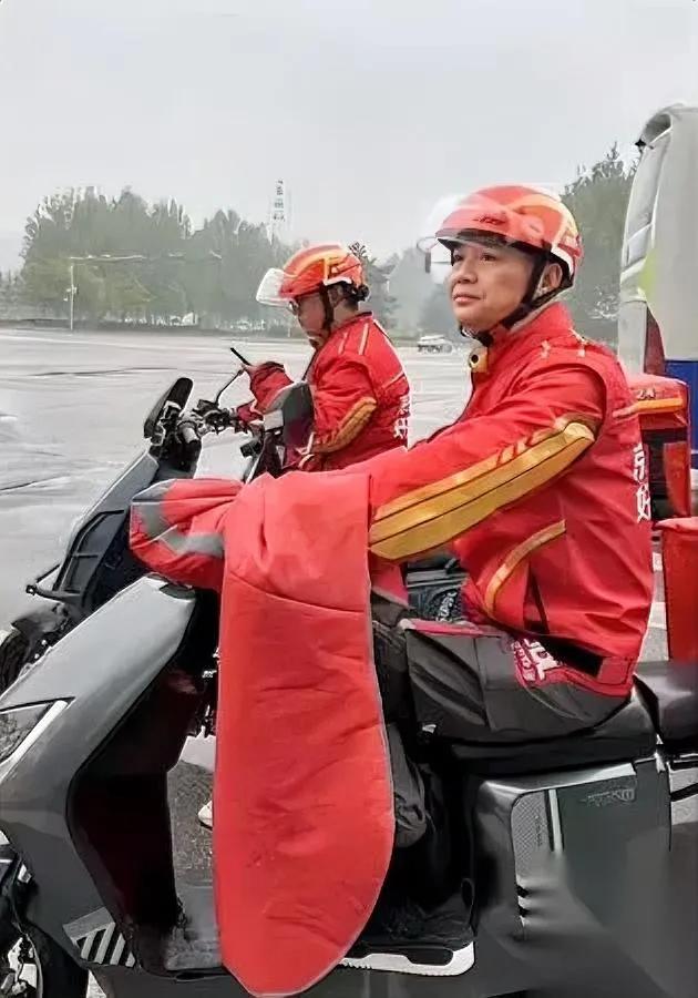 “美团疯了？”

东哥看完直接摔手机。

宣传片里骑手边送单边拍日落，三个月就攒