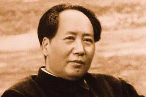 这应该是上世纪五十年代的样貌！一脸的慈祥！并有深邃的目光！